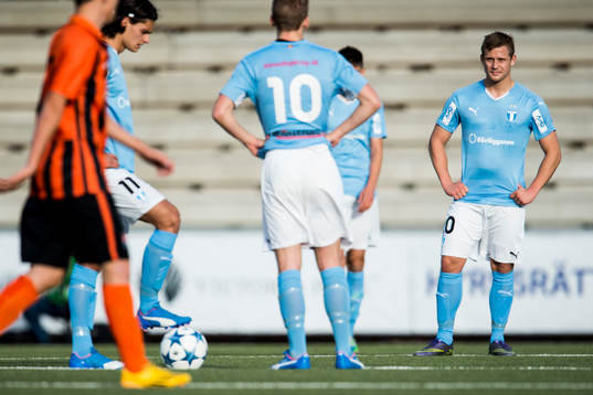 Malmö FFs Erik Andersson (th) deppar