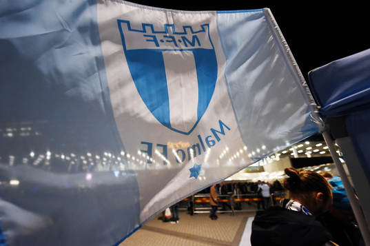En flagga med Malmö FF's emblem