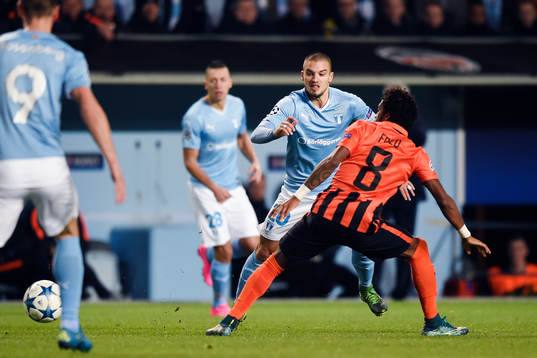Malmö FFs  Vladimir Rodic tar sig förbi Shakhtar Donetsks