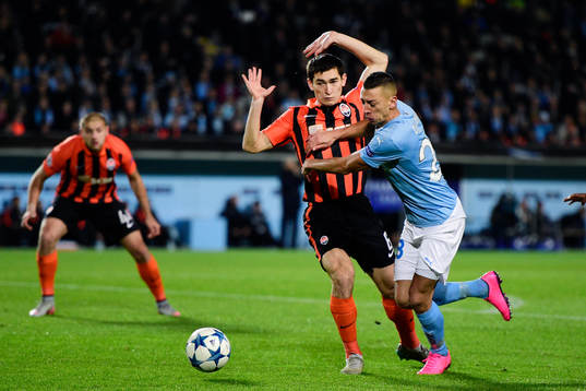 Malmö FFs  Nikola Djurdjic tar sig förbi Shakhtar