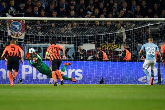 Malmö FFs  Nikola Djurdjic lägger en straff som Shakhtar