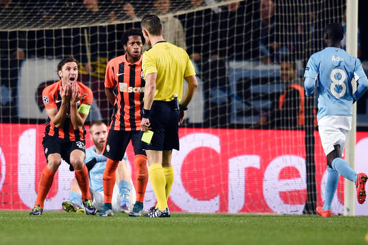 Shakhtar Donetsks Darijo Srna får en varning av domare