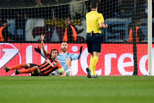Shakhtar Donetsks Darijo Srna fäller Malmö FFs  Jo Inge