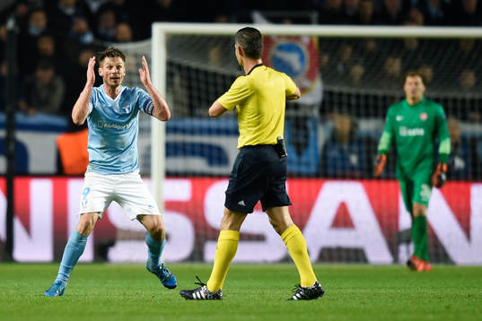 Malmö FFs  Markus Rosenberg varnas av domare Tasos