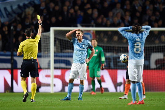 Malmö FFs  Markus Rosenberg varnas av domare Tasos