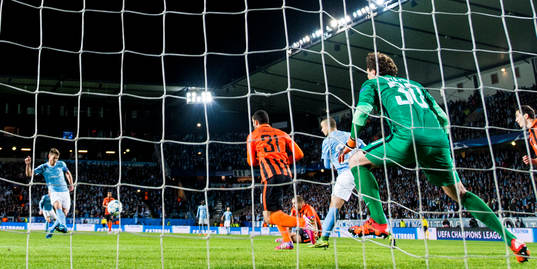 Malmö FFs  Markus Rosenberg gör 1-0 bakom Shakhtar