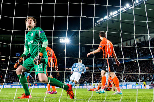 Shakhtar Donetsks målvakt Andriy Pyatov deppar