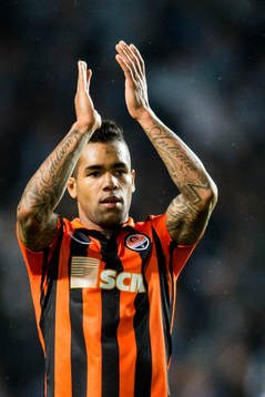 Shakhtar Donetsks Alex Teixeira tackar publiken