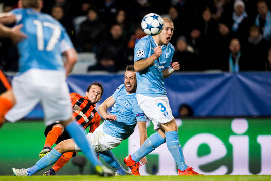 Shakhtar Donetsks Bernard testar skott förbi Malmö FFs