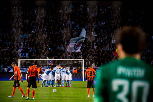 Malmö FFs spelare samlas och taggar till