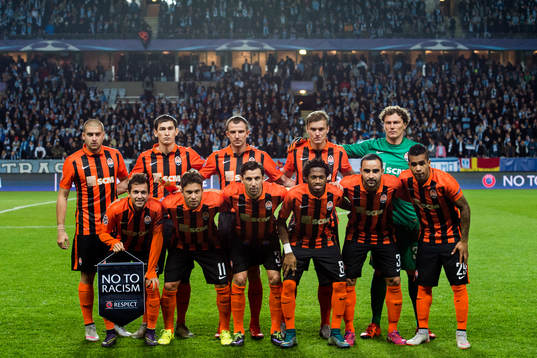 Shakhtar Donetsks startelva ställer upp för en lagbild