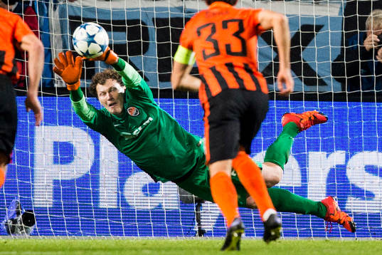 Shakhtar Donetsks målvakt Andriy Pyatov räddar straff