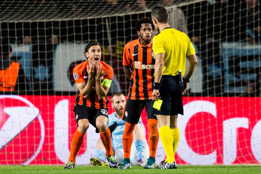 Shakhtar Donetsks Darijo Srna och Fred reagerar mot domare