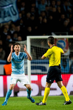 Malmö FFs Markus Rosenberg reagerar när domare Tasos