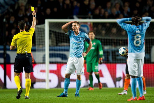 Malmö FFs Markus Rosenberg reagerar när domare Tasos