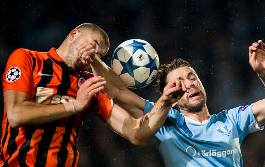 Shakhtar Donetsks Yaroslav Rakitskiy i nickduell med Malmö