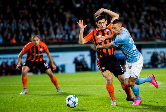 Malmö FFs Nikola Djurdjic tar sig förbi Shakhtar Donetsks