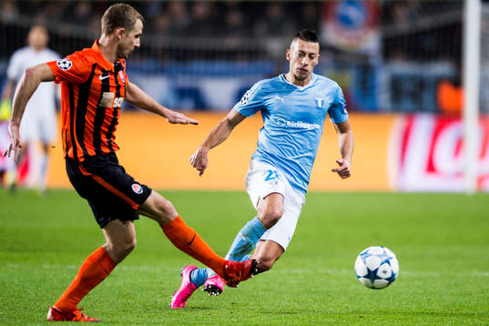 Shakhtar Donetsks Olexandr Kucher och Malmö FFs Nikola