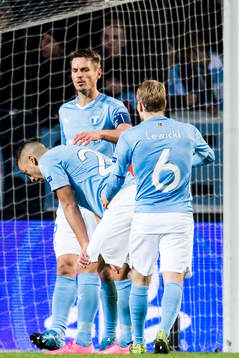 Malmö FFs Markus Rosenberg och Oscar Lewicki tröstar