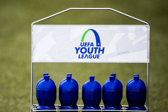 Ett flaskställ som det står UEFA Youth League på
