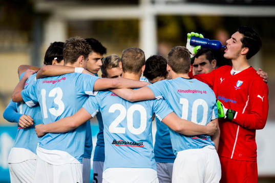 Malmö FFs spelare med målvakt Marko Johansson (th) samlar