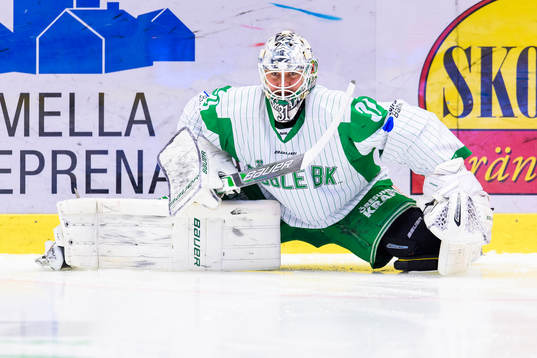 Rögles målvakt Lars Volden på uppvärmningen