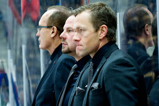 Modos tränare Larry Huras , Henrik Gradin och assisterande