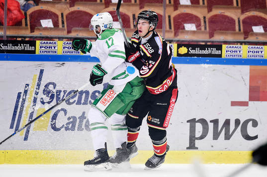 Rögles Taylor Matson blir tacklad av Luleås Victor Ekarv