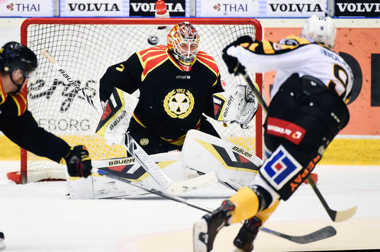 Brynäs målvakt Felix Sandström räddar ett skott från