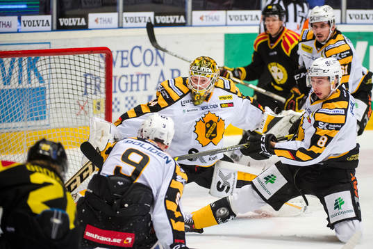 Skellefteås målvakt Erik Hanses och Marcus Pettersson