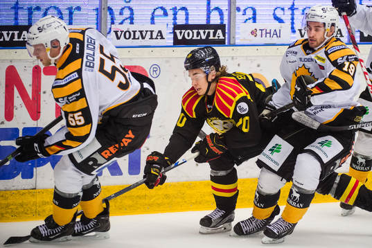 Brynäs Adam Brodecki i en situation med Skellefteås