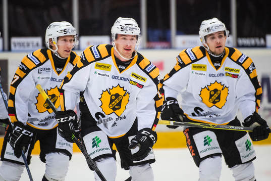 Skellefteås Adam Pettersson och Arvid Lundberg jublar