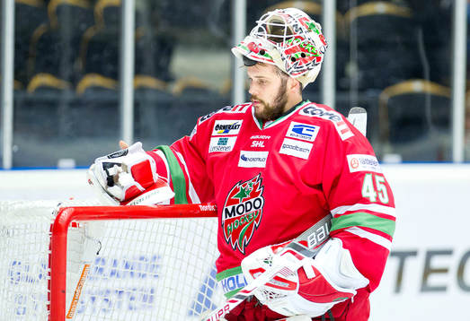 Modos målvakt Jonatan Bjurö deppar