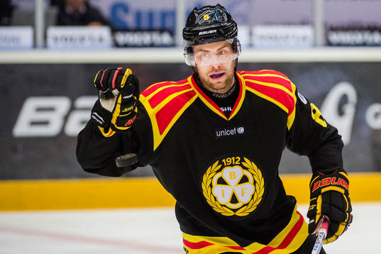 Brynäs Mathias Porseland tar ner pucken med handen