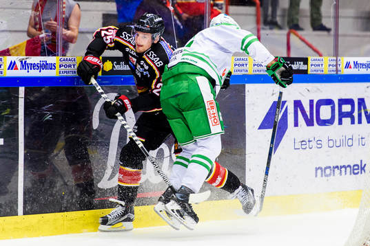 Rögles David Åslin tacklar Luleås Anton Hedman