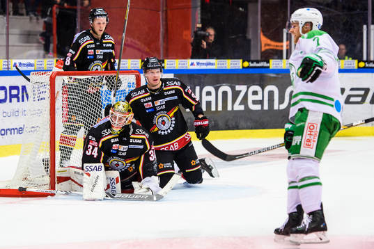 Luleås målvakt Joel Lassinantti och Lennart Petrell deppar