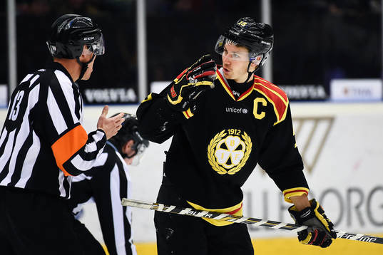 Brynäs Anton Rödin i samtal med domaren