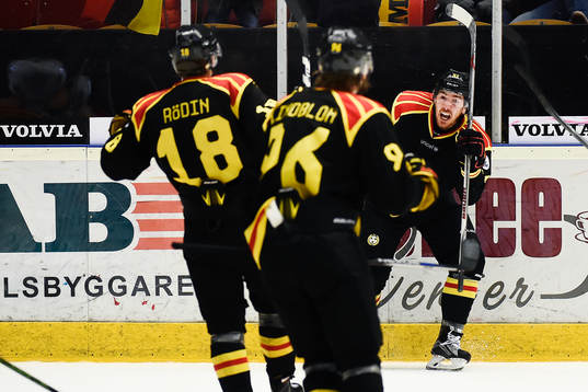 Brynäs Lukas Kilström gör 2-2 och jublar