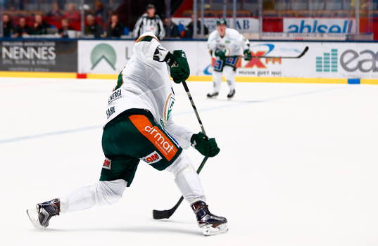 Färjestad-spelare skjuter av sin klubba