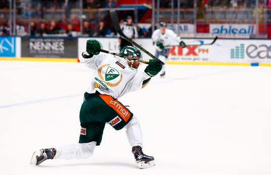 Färjestad-spelare skjuter av sin klubba