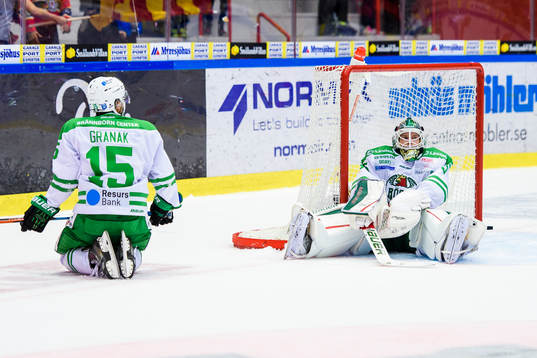 Rögles Dominik Granak och målvakt Oscar Dansk deppar