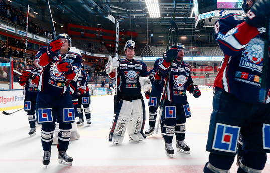 Linköpings spelare med målvakt Marcus Högberg jublar