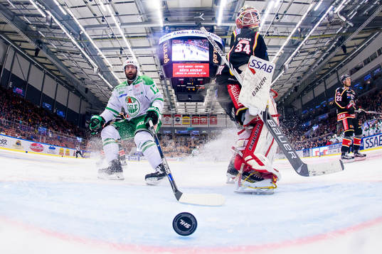 Rögles Jack Connolly(ej i bild) gör 1-0 bakom Luleås