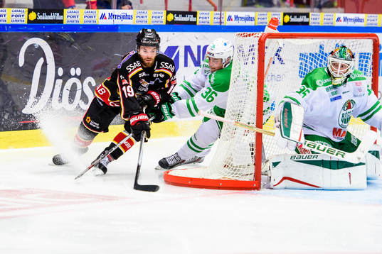 Luleås Jacob Lagacé med pucken