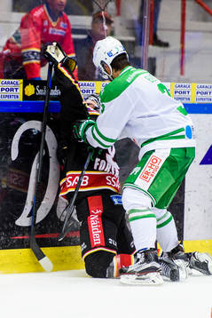 Rögles Almen Bibic tacklar Luleås Johan Forsberg
