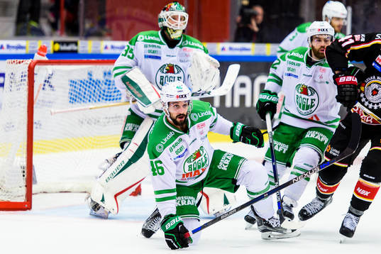 Rögles Kevin Marshall försöker täcka skott