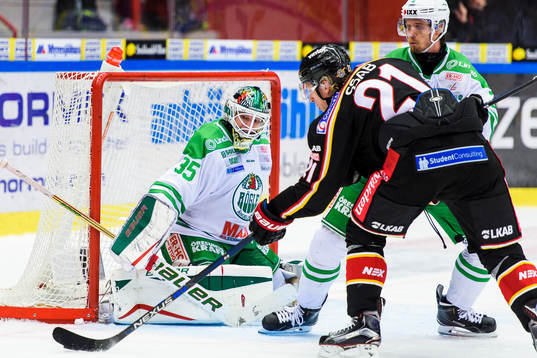 Luleås Emil Sylvegård försöker få pucken förbi
