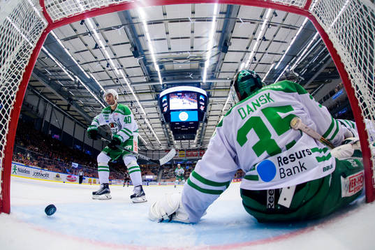Rögles Jesper Jensen och målvakt Oscar Dansk deppar