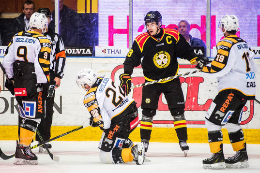 Brynäs Anton Rödin är irriterad på Skellefteås Janne