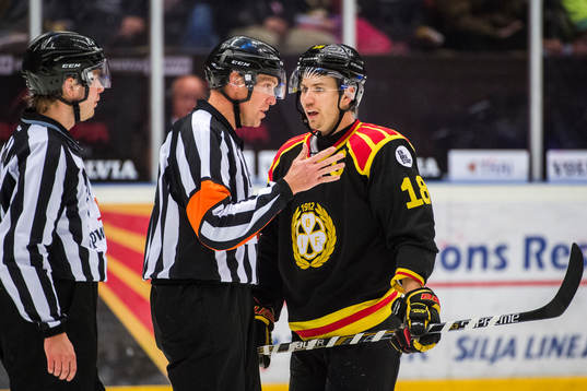 Brynäs Anton Rödin  i samtal med domaren